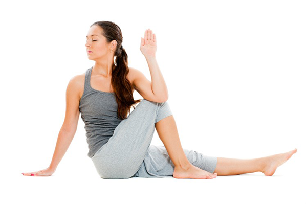 Bạn cần lưu ý, tư thế yoga biến thể vặn mình này không được thực hiện trong thời gian mang thai và kinh nguyệt vì nó đòi hỏi sự xoắn mạnh ở bụng. Ảnh: huonganhyoga.