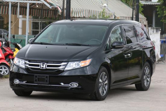 Mới đây, Honda Odyssey 2016 phiên bản Touring Elite vừa được một showroom tư nhân tại Sài Gòn nhập với phiên bản động cơ V6 3.5 lít từ Mỹ và có giá bán sau thuế lên tới 168.000 USD (khoảng 3,7 tỷ đồng).