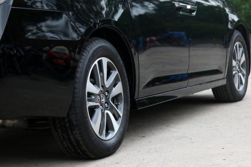 Bộ la-zăng làm bằng hợp kim 5 chấu kép kích thước 18 inch. Gương chiếu hậu tích hợp đèn báo rẽ chỉnh điện, cửa trượt tự động, tay nắm cửa mạ crôm cùng đường viền bao quanh cửa sổ