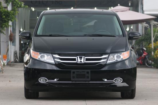 Trong khi Honda Việt Nam chỉ phân phối mẫu xe Odyssey 2.4 lít nhập khẩu nguyên chiếc từ Nhật Bản với giá bán gần 1,99 tỷ đồng, do đó sự xuất hiện của mẫu MPV nhập Mỹ - Odyssey Touring Elite 2016 ngay lập tức thư hút sự quan tâm của nhiều người.