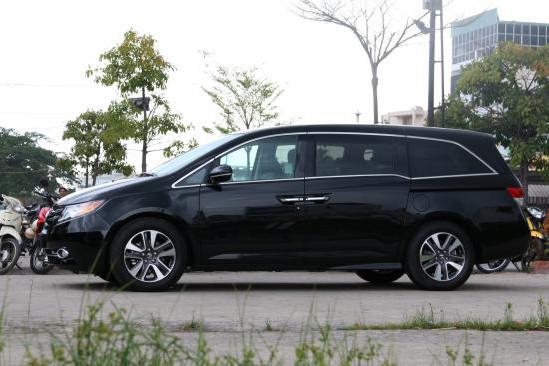 So với phiên bản đang được Honda Việt Nam bán tại thị trường, Odyssey Touring Elite 2016 sở hữu nhiều nét thiết kế tương đồng. Xe sở hữu kích thước tổng thể ở mức 4.830mm chiều dài, 1.820mm chiều rộng, 1.695mm chiều cao, chiều dài cơ sở 2.900mm, khoảng sáng gầm 150mm.