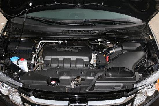 Honda Odyssey Touring Elite 2016 sở hữu khối động cơ V6 3,5 lít i-VTEC, 24 van, công suất 248 mã lực tại 5.700 vòng/phút và mô-men xoắn cực đại 340Nm tại 4.800 vòng/phút, đi kèm hộp số 6 cấp và hệ hệ dẫn động 4 bánh cầu trước. Xe tăng tốc từ 0 lên 100 km/h trong 8.8 giây, mức tiêu hao nhiên liệu 8.4 lít /100 km đường trường và 12.4 lít /100 km đô thị.