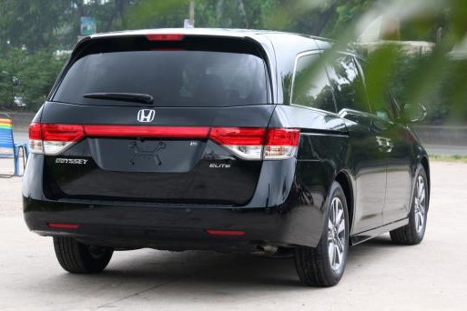 Xe được trang bị cửa sổ trời chỉnh điện với chiều dài tổng thể lên tới 5.1 m, ghế ngồi có khoảng trống để chân rộng hơn và được sắp xếp theo kiểu 2-3-3, ghế lái và ghế phụ chỉnh điện và nhớ 2 vị trí, hàng ghế thứ 2 có thể trượt lên trên và gập tỉ lệ 40/60 và hàng ghế thứ 3 có khả năng gập nằm sát dưới sàn tăng diện tích khoang chứa đồ.