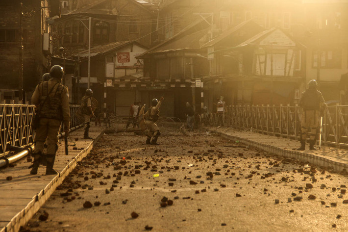 Những mảnh đá ném từ sau một cuộc đụng độ giữa thanh niên Kashmir và lực lượng Ấn Độ tại khu Habba Kadal.