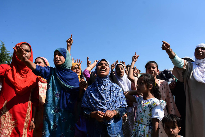 Phụ nữ tại Kashmir đang hô những khẩu hiệu ủng hộ tự do ở Anchar, Kashmir.