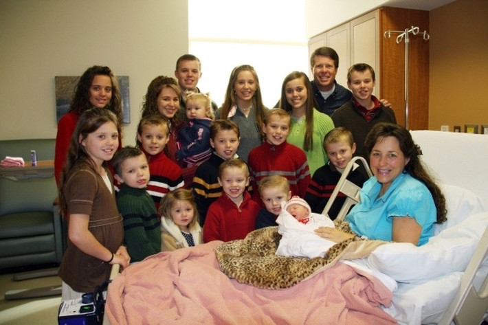 5. Jim và Michelle Duggar gặp nhau năm 1980 ở Arkansas, Mỹ. 4 năm sau, lúc Jim 19 tuổi và Michelle 17 tuổi, họ kết hôn.