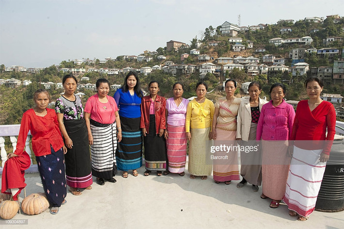 11 trong số 39 bà vợ của của ông Ziona.