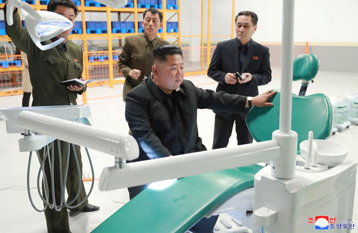 Nhà lãnh đạo Triều Tiên kiểm tra các thiết bị tại nhà máy Myohyangsan.