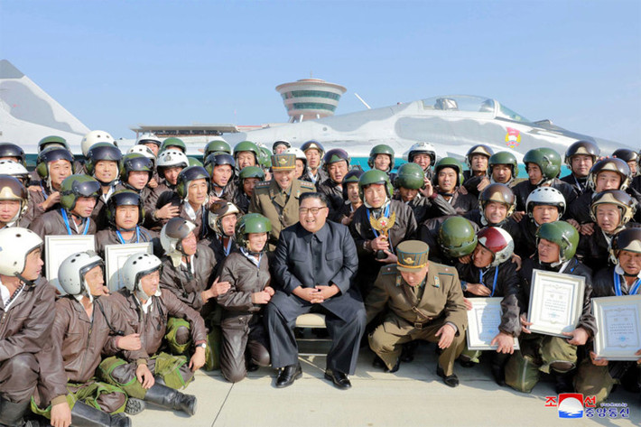 Ông Kim Jong-un chụp ảnh lưu niệm cùng mọi người tham dự cuộc thi do Không quân Quân đội Nhân dân Triều Tiên tổ chức tại sân bay Wonsan Kalma năm 2019. Mời độc giả xem thêm video: Nhà lãnh đạo Triều Tiên tặng kiếm truyền thống cho Tổng thống Nga (Nguồn: VTC1)