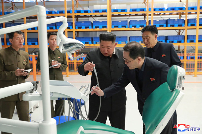 Nhà lãnh đạo Triều Tiên Kim Jong-un thị sát Nhà máy thiết bị y tế Myohyangsan.