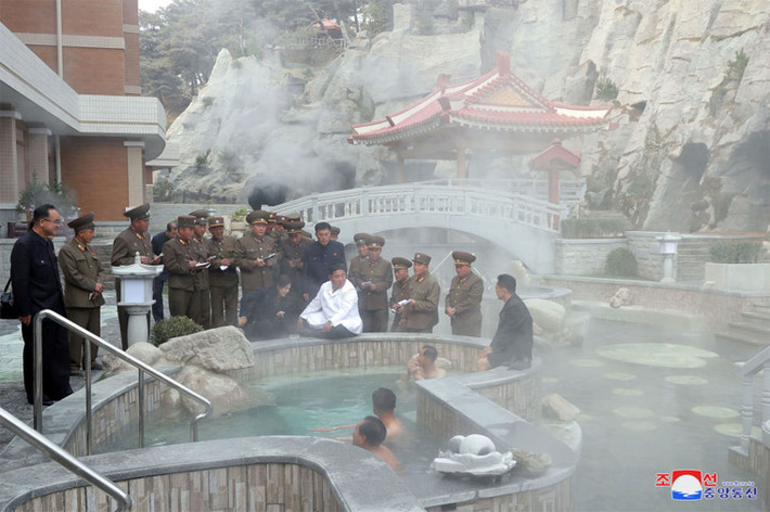 Ông Kim Jong-un và vợ Ri Sol Ju thăm khu nghỉ dưỡng Suối nước nóng huyện Yangdok.