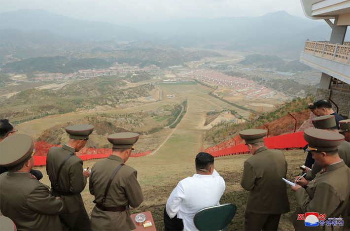 Hãng thông tấn Trung ương Triều Tiên (KCNA) vừa tung ra một số bức ảnh mới chụp gần đây của ông Kim Jong-un trong chuyến đi thị sát các công trình đang xây dựng khắp Triều Tiên.