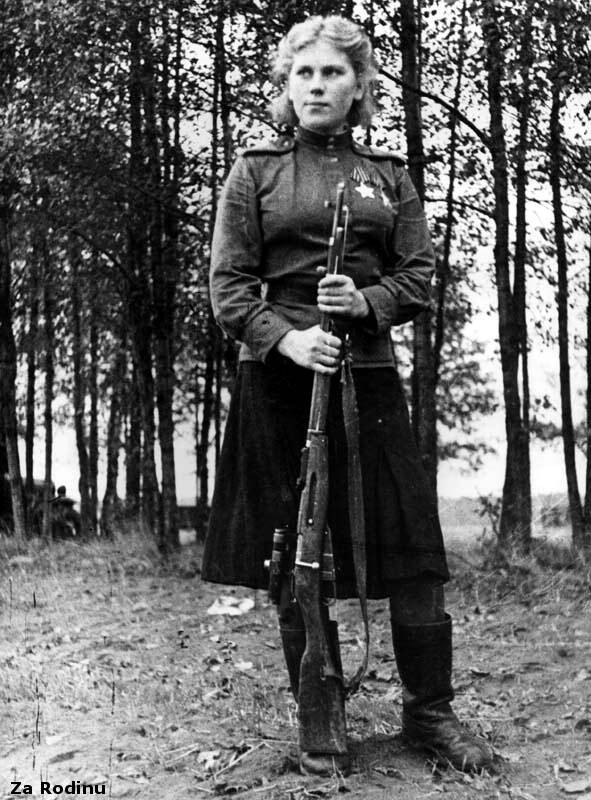 Khi quân phát xít tràn qua biên giới Liên Xô vào mùa hè năm 1941, nền kinh tế đất nước trở nên khó khăn và chế độ giáo dục phổ thông miễn phí không còn được duy trì. Để trang trải sinh hoạt phí và tiếp tục ước mơ trở thành một giáo viên, Roza đã nhận việc tại một trường mẫu giáo địa phương.