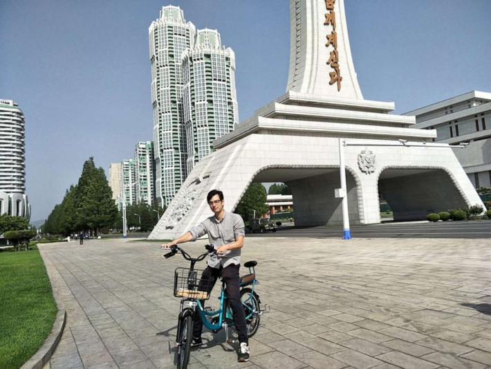 Alek Sigley chụp ảnh trước Tháp Vĩnh Hằng tháng 5/2018. Sigley chia sẻ anh hòa nhập khá dễ dàng vào đời sống ở Triều Tiên mà không bị chú ý nhiều.