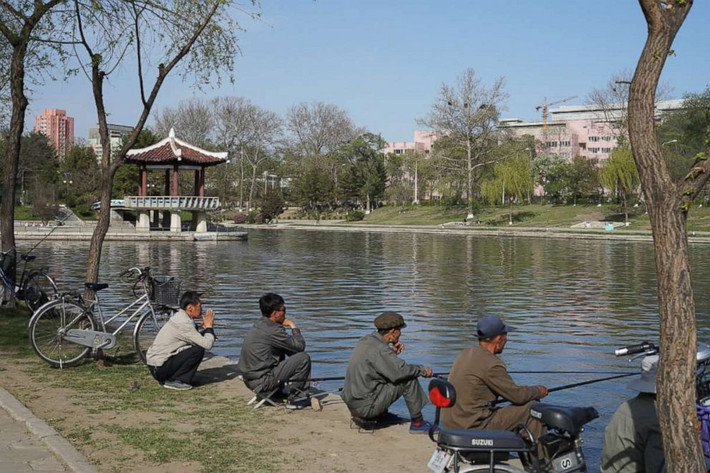 Một lợi thế nữa của du học sinh nước ngoài tại Triều Tiên là họ được tiếp cận gần hơn với cuộc sống của người dân bản địa. Ảnh: Một nhóm người dân Triều Tiên đang câu cá trên bờ sông Potong tháng 4/2018.