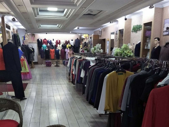 Chia sẻ về cuộc sống thường ngày tại Triều Tiên, du học sinh người Úc cho rằng dù chính phủ vẫn kiểm soát khá chặt cả thời trang và đầu tóc của người dân, nhiều tạp chí thời trang cũng đã bắt đầu quảng bá những phong cách ăn mặc hiện đại, trẻ trung hơn cho phụ nữ. Đặc biệt, giày cao gót rất được ưa chuộng ở thủ đô Bình Nhưỡng.
