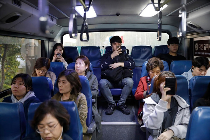 Sau đó, anh lên xe bus trở về khu nhà trọ. Mời độc giả xem thêm video: Máy bay Hàn Quốc chở 319 người bốc cháy khi cất cánh (Nguồn video: VTC14)