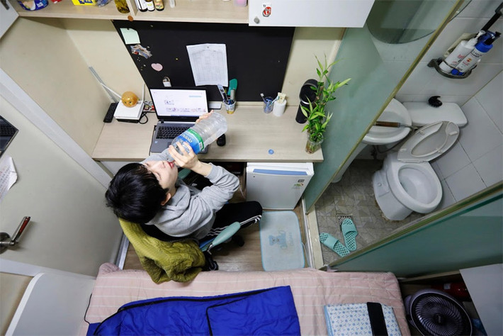 Hwang Hyeon-dong sống trong một căn phòng rộng 6,6m2 gần trường đại học của anh ở Seoul, Hàn Quốc. Căn phòng của Hwang không khép kín, anh phải chia sẻ phòng tắm, bếp với người khác nhưng giá thuê vẫn rất cao: 302 USD/tháng. (Nguồn ảnh: Reuters)