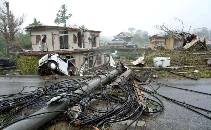 Cảnh tượng đổ nát tại Ichihara, tỉnh Chiba. (Ảnh: Reuters)