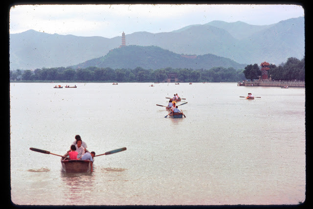 Mọi người chèo thuyền trên hồ trong Di Hòa Viên - 1978.