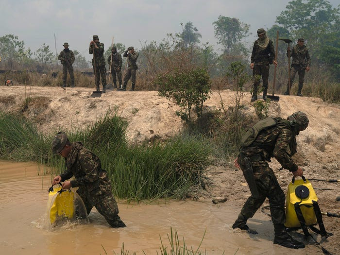 Nhóm binh sĩ Brazil đi lấy nước để dập lửa ngày 3/9/2019. (Ảnh: AP)