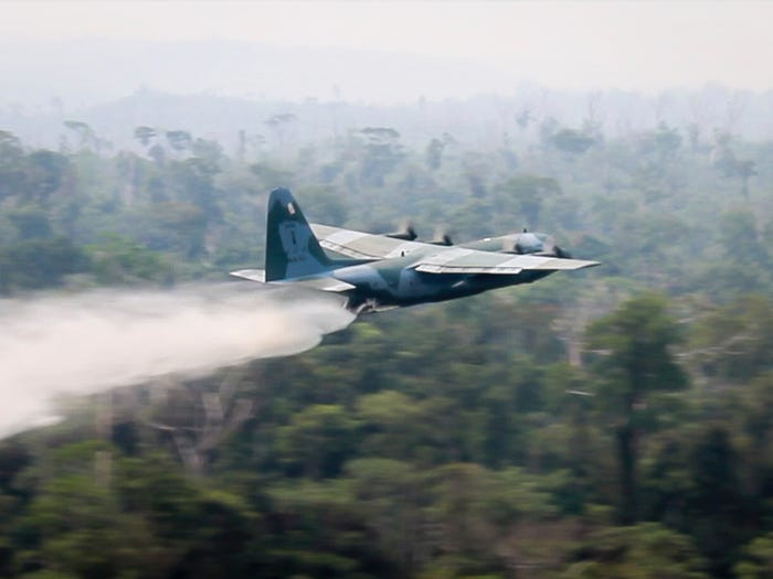 Máy bay vận tải C-130 Hercules đang thả nước chữa cháy. Chính phủ Brazil cũng thuê một máy bay Boeing 747-400 với dung tích chứa nước lên tới 72.000 lít mỗi chuyến để dập lửa. (Ảnh: AP)