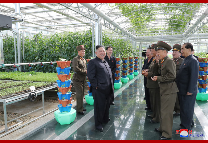 Tuy nhiên, ông Kim đã vắng mặt trong buổi thử bắn tên lửa đạn đạo từ tàu ngầm (SLBM) của Triều Tiên hôm 2/10 vừa qua. (Ảnh: KCNA) Mời độc giả xem thêm video: Lãnh đạo Triều Tiên Kim Jong Un tặng kiếm truyền thống cho Tổng thống Nga (Nguồn: VTC1)