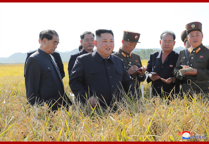 Như thường lệ, tháp tùng nhà lãnh đạo Triều Tiên là nhiều quan chức cấp cao khác. (Ảnh: KCNA)