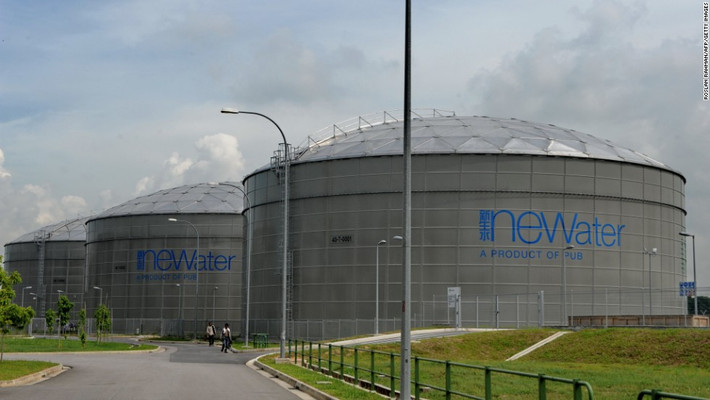 Nước là tài nguyên vô cùng quan trọng đối với Singapore, vì vậy, quốc gia này luôn nỗ lực và có những cải tiến đi đầu trong việc bảo vệ nguồn nước và xử lý nước thải. Nguồn nước đều được quản lý bởi Đạo luật về Bảo vệ và Quản lý môi trường nhằm giảm thiểu mọi rủi ro có thể xảy ra với nguồn nước và đảm bảo người dân luôn có đủ nước sạch để sử dụng. Ảnh: Nhà máy xử lý nước thải tại Singapore. Mời độc giả xem thêm video: Ô nhiễm không khí là một nguyên nhân chính gây ung thư (Nguồn: VTC14)