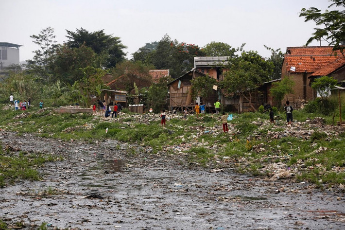 Chính quyền Indonesia đã cố gắng khắc phục vấn đề, khuyến khích các doanh nghiệp địa phương có biện pháp xử lý nước thải thông qua một số chương trình như chương trình “Sông Sắt” để khích lệ các công ty đăng ký và cam kết tham gia vào việc đánh giá nước và kiểm tra chất lượng nước thường xuyên. Ảnh: Reuters.