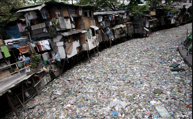 Ô nhiễm nguồn nước tại Philippines diễn ra ngày càng nghiêm trọng do thói quen sinh hoạt mất vệ sinh và vô ý thức của nhiều người dân. Ngay cả tại thủ đô Manila, nhiều con kênh đã trở thành những "bãi rác" tự nhiên cho người dân sống xung quanh đó. Trước tình trạng đó, chính quyền Manila đã không ngừng kêu gọi người dân bảo vệ nguồn nước, lên án các hành vi xả rác bừa bãi, đồng thời tiến hành vớt rác thải định kỳ trên các con sông. Ảnh: Một con kênh ở Manila ngập trong rác thải.