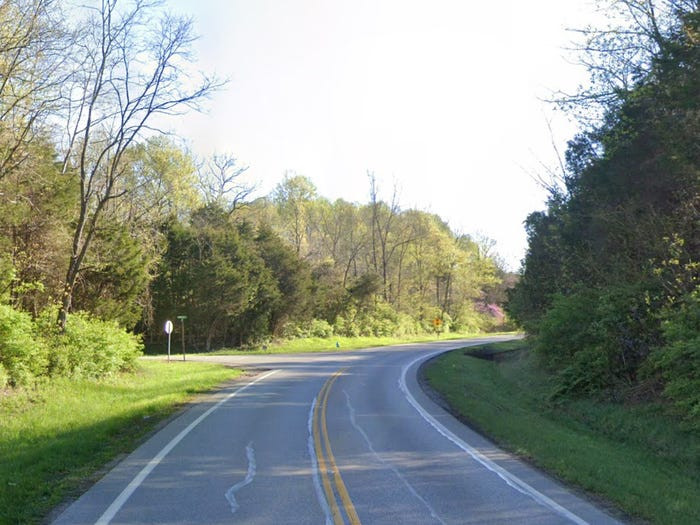 Dead Man's Curve tại hạt Clermont, Ohio, hàm ý ám chỉ một khúc cua nguy hiểm, nơi một người đàn ông đã gặp phải tai nạn thảm khốc. Nguồn ảnh: Google Maps