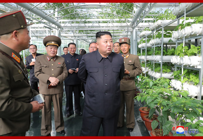 Nhà lãnh đạo Triều Tiên không quên nhắc nhở người lao động tại nông trại phải liên tục cập nhật những "xu hướng toàn cầu trong phát triển nông nghiệp". (Ảnh: KCNA)