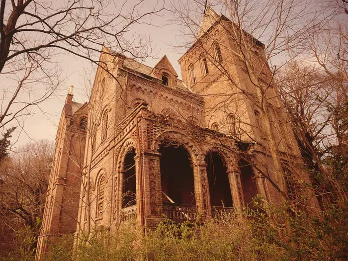 Lâu đài Wyndclyffe ở New York, Mỹ, xây năm 1853. Lâu đài sang trọng này từng là nhà nghỉ ngoại ô với 24 phòng của một nhân vật nổi tiếng ở Manhattan, tên Elizabeth Schermerhorn Jones. Trong những năm 1850, Wyndclyffe bị bỏ hoang và năm 2016 nó được bán đấu giá 120.000 USD lúc chỉ còn là một bất động sản đổ nát.