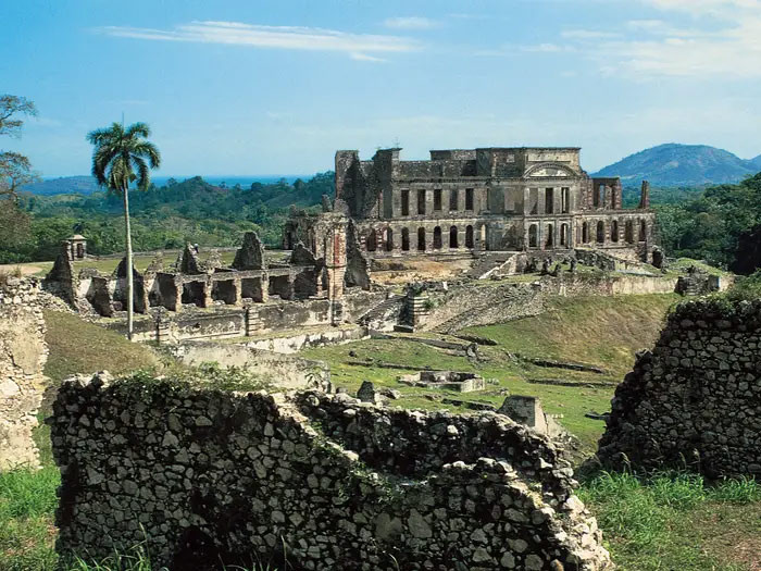 Cung điện Sans Souci ở Milot, Haiti, nằm trên núi phía bắc Haiti và hoàn tất xây dựng vào năm 1813. Nó là nhà của Vua Henri Christophe cho tới khi ông qua đời năm 1820. Tòa nhà được mệnh danh là “Versailles của vùng Caribe”. Sau trận động đất năm 1842, cung điện bị hư hại nặng. Sau một thế kỷ bị bỏ hoang, nó đã được bầu chọn là Di sản Thế giới năm 1982.