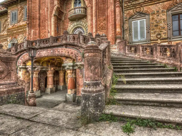 Lâu đài Sammezzano ở Leccio, Italy, có 365 phòng, nằm ở đỉnh đồi phía nam Florence, Italy. Nó được xây năm 1605 bởi một nhà quý tộc Tây Ban Nha. Nó đã vài lần đổi chủ, từng được gia đình Medici danh tiếng mua lại, rồi sau Thế chiến II, Sammezzano được dùng làm khách sạn nổi tiếng. Từ những năm 1990, lâu đài đã đóng cửa và bị bỏ hoang.