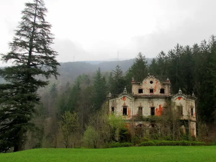 Villa de Vecchi là một lâu đài nằm ở phía đông Hồ Come, Italy. Mọi người đồn lâu đài này bị "ma ám". Nó được người đứng đầu Lực lượng Vệ binh Quốc gia, Felix de Vecchi xây dựng năm 1850. Truyền thuyết kể lại, một ngày khi ông Felix trở về nhà thì bắt gặp vợ mình bị sát hại dã man và con gái mất tích. Sau nhiều ngày tìm con gái không có kết quả, ông tự vẫn vào cuối năm đó. Biệt thự được chuyển sang cho anh trai của Vecchi, ông này sống trong ngôi nhà này tới Thế chiến II. Vì bị đồn có ma ám nên không có ai hỏi mua căn nhà. Nó bị bỏ hoang vĩnh viễn vào những năm 1960.