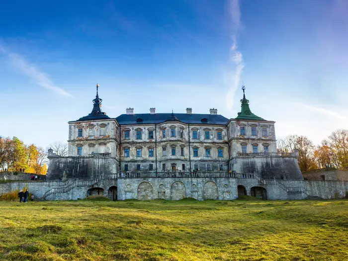 Cung điện Pidhirtsi ở Lviv, Ukraine, được kiến trúc sư người Italy, Andrea dell’Aqua thiết kế vào thế kỷ 17. Nó được xây để làm nhà cho các chỉ huy quân đội Ba Lan. Sau đó, cung điện được dùng làm bệnh viện cho bệnh nhân lao trong Thế chiến II, nhưng ngay sau đó thì bị bỏ hoang. Giờ nó là một điểm du lịch rất hút khách.