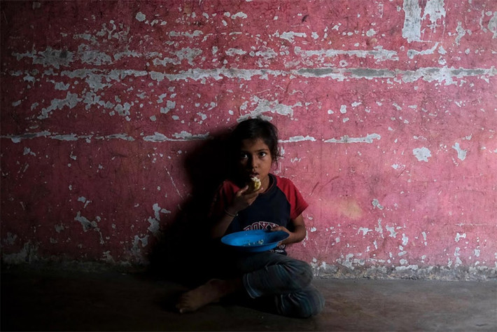 Từ năm 2013 đến 2018, theo Quỹ Nhi đồng Liên Hợp Quốc (UNICEF), 13% trẻ em Venezuela bị suy dinh dưỡng. Trong một nghiên cứu gần đây được tiến hành tại 5 bang và thủ đô của Venezuela có 16% trẻ em dưới 5 tuổi bị suy dinh dưỡng cấp tính và gần gấp đôi số trẻ tăng trưởng thấp hơn so với tuổi.