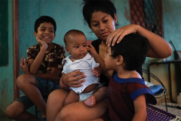 Sau khi khám dinh dưỡng cho con xong, Rivero bắt đầu bổ sung thêm sữa công thức cho con ngoài sữa mẹ. Vài tuần sau đó, Kenai (ảnh) đã hồi phục. Đến tháng 12 năm nay, cậu bé đã đạt cân nặng trung bình ở độ tuổi.