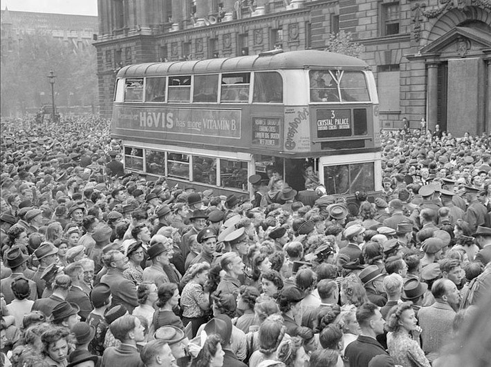 Biển người tập trung ở Whitehall để nghe bài phát biểu của Thủ tướng Anh Winston Churchill ngày 8/5/1945.