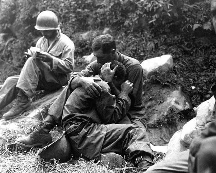 Một người lính gục vào lòng đồng đội khóc trong cuộc chiến tranh Triều Tiên năm 1950.