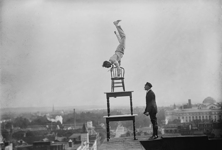 Jammie Reynolds giữ thăng bằng trên ghế ở mép sân thượng một tòa nhà. Ảnh chụp năm 1921.