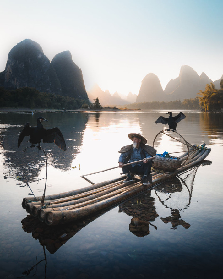 Một ông lão đánh cá ở làng Hưng Bình, Dương Sóc, Trung Quốc. (Ảnh: Matador Network)