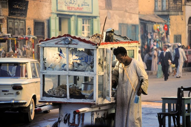 Người đàn ông bán đồ ăn vỉa hè ở Luxor.