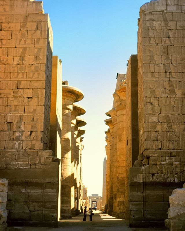 Toàn bộ khu di tích đền Karnak gồm rất nhiều công trình đồ sộ, có quy mô lớn. Đây từng là một trung tâm tôn giáo lớn của Ai Cập cổ đại.
