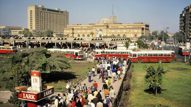 Trạm xe bus trung tâm Cairo, phía sau là bảo tàng Ai Cập.