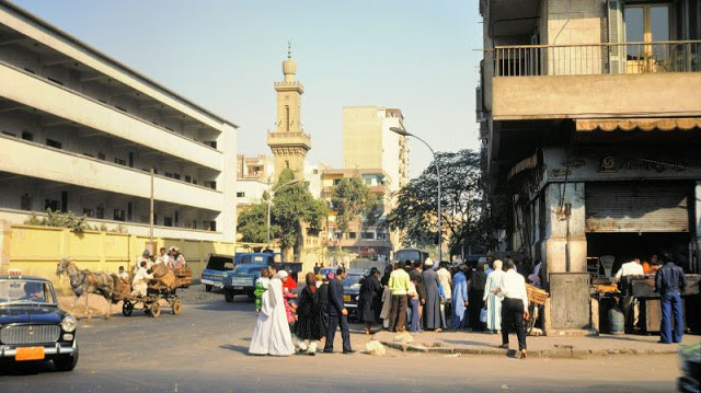 Người dân tụ tập tại một góc phố ở Cairo. Mời độc giả xem thêm video: Ghé thăm ngôi làng ở "Tận cùng Trái đất" (Nguồn: VTC14)