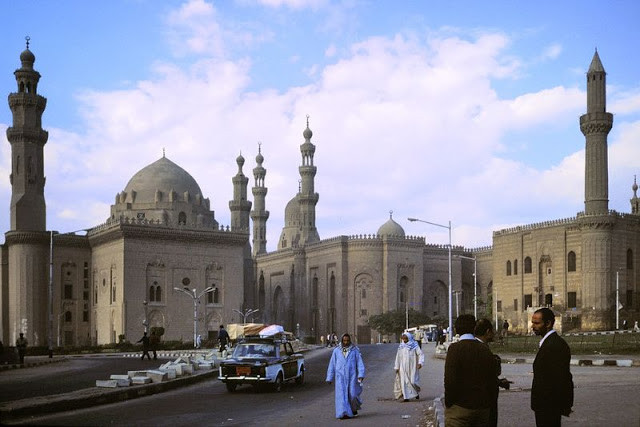 Đường phố Cairo với những ngọn tháp và nhà thờ Hồi giáo.