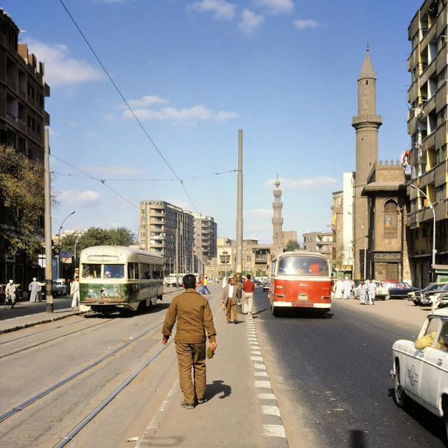 Tàu điện trên đường phố Cairo - thủ đô Ai Cập tháng 11/1977. Phần lớn dân số Ai Cập tập trung quanh vùng đô thị Cairo và các thành phố ven sông Nile. (Nguồn ảnh: edk7/Vintag)